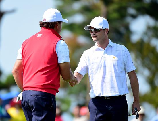 米克尔森与扎克握手