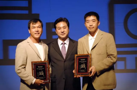 2007年中高协副主席兼秘书长张小宁为程军和张连伟颁发首个&ldquo;荣高棠奖