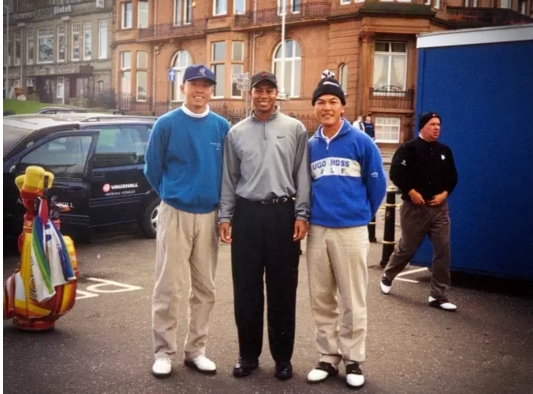 1998
年程军和张连伟代表中国队前往苏格兰参加登喜路杯，与代表美国队的泰格&middot;伍兹同场竞技